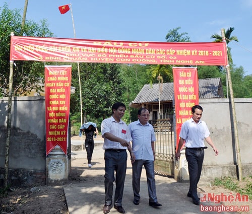 Công tác chuẩn bị ở điểm bầu cử bản Quăn đã hoàn thành, sẵn sàng cho việc bỏ phiếu vào ngày mai.