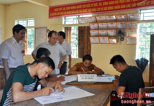 Điểm bầu cử bản Mét đang gấp rút hoàn thành các loại văn bản, giấy tờ theo quy định để kịp tiến hành bầu cử sớm vào ngày mai.