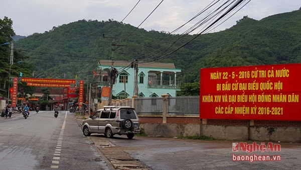 Đến chiều nay trên các tuyến đường của huyện Kỳ Sơn đã được trang trí cờ hoa rực rỡ.