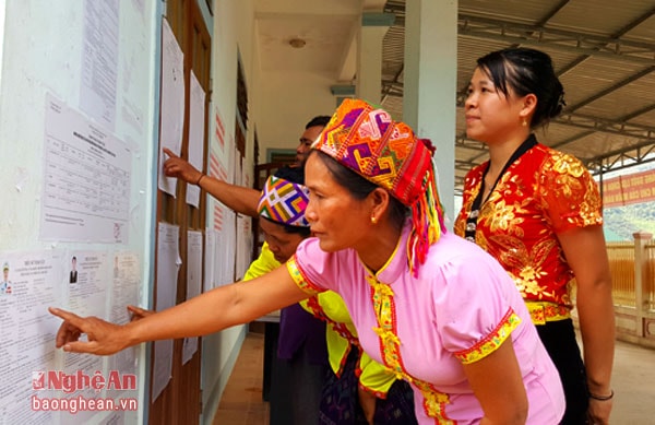 Cử tri tìm hiểu lý lịch ứng cử viên tại điểm bỏ phiếu.