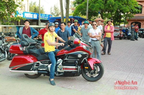 Ngoài ra, Các thành viên CLB còn nhiệt tình tổ chức nhiều hoạt động từ thiện để giúp đỡ cho các trẻ em nghèo tại bệnh viện, người già neo đơn bà mẹ Việt Nam anh hùng… Tối nay đoàn tiến hành hỗ trợ cho 10 hộ nghèo của phường Nghi Thủy