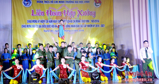 Tiết mục Linh thiêng Việt Nam được Liên chi đoàn khoa Nông lâm ngư và Giáo dục Quốc phòng chuẩn bị công phu, dàn dựng hoàng tráng.