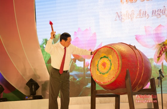 Mr. Le Minh Thong drums to launch Sen Village Festival 2016.