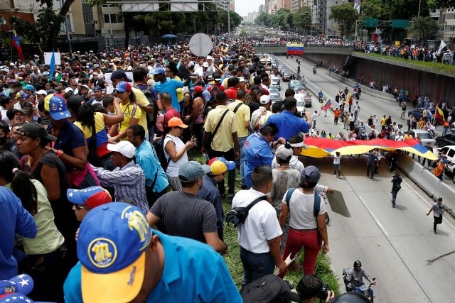 Tuần hành trên những con phố lớn tại thủ đô Caracas sau khi Tổng thống Maduro ban bố tình trạng khẩn cấp trên phạm vi cả nước trong 60 ngày nhằm đối phó với âm mưu lật đổ của phe đối lập.