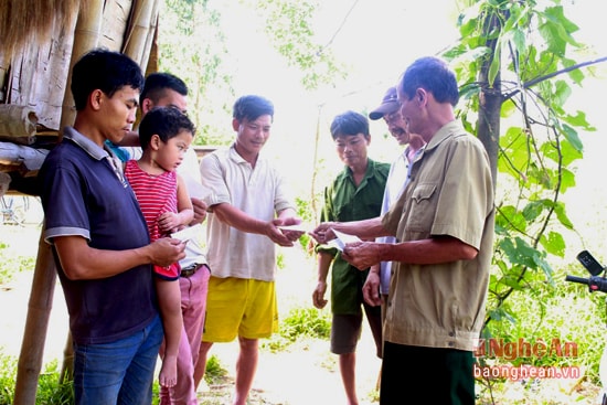 Phát phiếu cử tri tại xóm vạn chài ở phường Vinh Tân