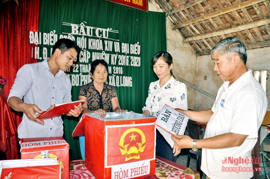 Kiểm tra công tác chuẩn bị bầu cử tại xóm Đai Hải xã Quynh Long.