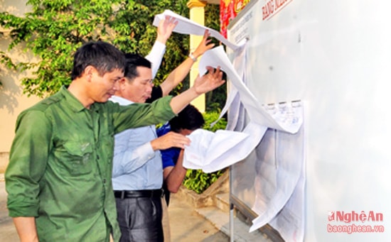 Cử tri xóm 22, xã Nghi Phú theo dõi danh sách cửa tri. Ảnh: Mai Hoa