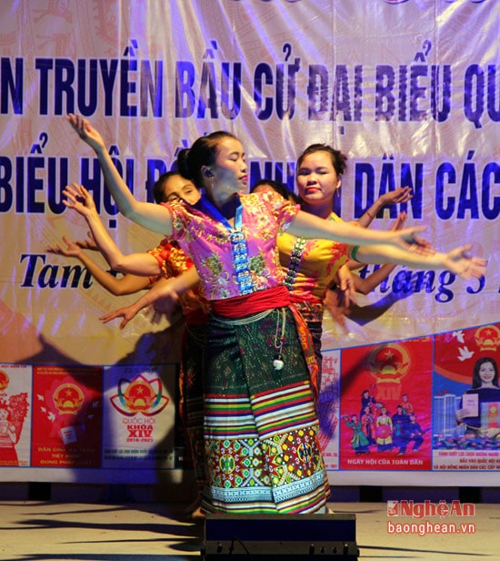 Hoạt động giao lưu văn nghệ có cán bộ Huyện đoàn Tương Dương, cùng gần 10 bản làng trong xã Tam Đình Tham gia.