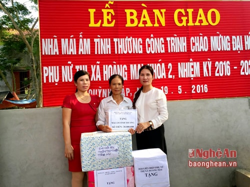 : Đại diện HLHPN thị xã Hoàng Mai trao “Mái ấm tình thương” cho chị Nguyễn Thị Sáu