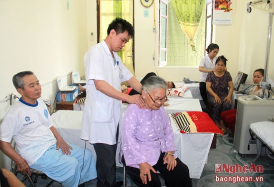 Kết hợp y học cổ truyền và y học hiện đại trong điều trị bệnh ở Bệnh viện Giao thông vận tải - Ảnh: Hoàng Vĩnh.
