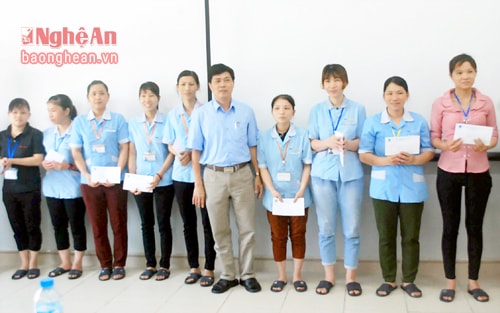 Liên đoàn LĐ huyện Nam Đàn đã đi thăm và tặng quà cho công nhân, viên chức, lao động có hoàn cảnh đặc biệt khó khăn đang làm việc tại công ty HAIVINA Kim Liên, 
