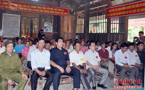 Đông đảo cử tri tham dự l ễ khai mạc kỳ bầu cử sớm tại điểm bầu cử bản Đình (xã Bình Chuẩn). 