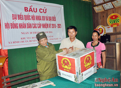 Kiểm tra hòm phiếu trước khi tiến hành bầu cử tại điểm bầu cử bản Đình (Bình Chuẩn).