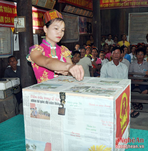 Lương Thị Thủy (SN 1998) là cử tri trẻ nhất, chị rất  vui mừng vì đây là lần đầu tiên được cầm lá phiếu thực hiện quyền và nghĩa vụ công dân.