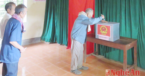 Cử tri Lương Văn Thoong, nhiều tuổi nhất bở lá phiếu đầu tiên