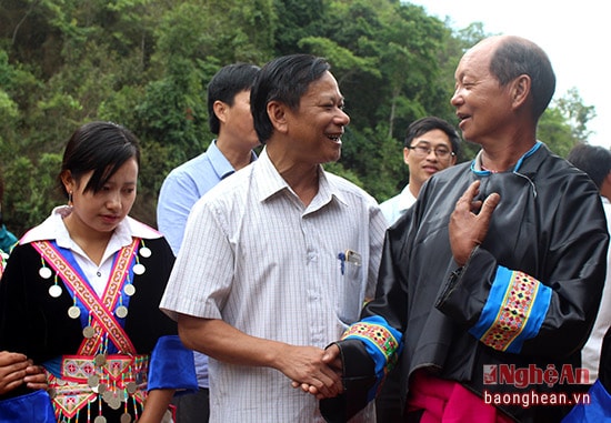 Ngay từ sáng sớm, lãnh đạo huyện Quế Phong và bà con đồng bào dân tộc Mông tại bản Huồi Mới 2, xã Tri Lễ đã có mặt tại địa điểm bầu cử để tiến hành bầu cử.