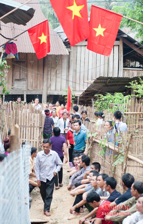 Ngày bầu cử sớm ở Bản Xàn (bản người Thái), xã Hữu Khuông, huyện Tương Dương thực sự là một ngày vui. Khắp nơi trong bản đều được trang hoàng rực rõ với cờ, pano, áp phích,