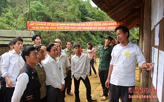 Bà con tìm hiểu thông tin trước khi bỏ phiếu.