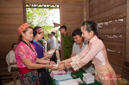 Háo hức nhận thẻ cử tri, phiếu bầu để thực hiện quyền lợi và nghĩa vụ thiêng liêng của cử tri