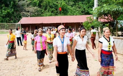 Tại bản tái định cư mới Huồi Cọ (bản Khơ Mú), xã Hữu Khuông, ngày bầu cử sớm là ngày hội lớn. 152 cử tri trong bản đã gác lại việc nương rẫy, phấn khởi đi bỏ phiếu.