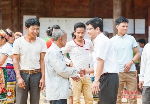 Lãnh đạo huyện Tương Dương chúc mừng những cử tri đầu tiên ở bản Huồi Cọ thực hiện tốt trách nhiệm công dân… 