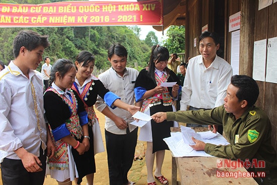 Bà con nhận lá phiếu bầu đại biểu Quốc hội và HĐND các cấp.