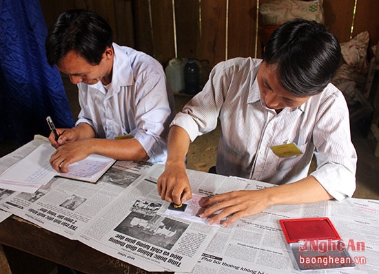 Đóng dấu xác nhận đã bỏ phiếu.