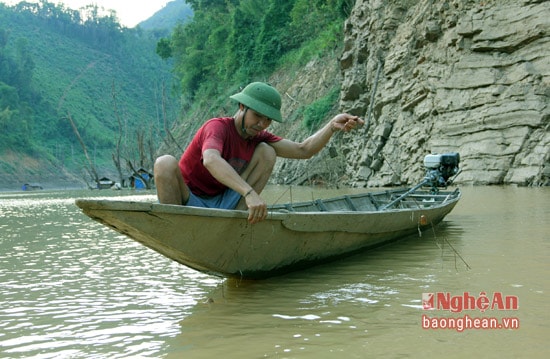 Trên những con thuyền 3 lá, người đàn ông nhẹ nhàng nâng từng đoạn câu.