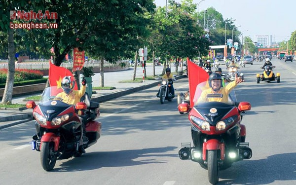 Honda Gold Wing 40th Anniversary Edition là phiên bản đặc biệt, ra đời nhằm kỷ niệm 40 năm chiếc Gold Wing đầu tiên được trình làng. Hiện tại ở Nghệ An có 2 chiếc xe dòng này