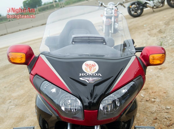Thiết kế đầu xe của Gold Wing 40th Anniversary Edition giống với phiên bản F6B mới được đưa ra không lâu. Về kích thước, phiên bản đặc biệt này sở hữu chiều cao 1.250 mm, chiều dài cơ sở 1.690 mm và trọng lượng 421 kg.