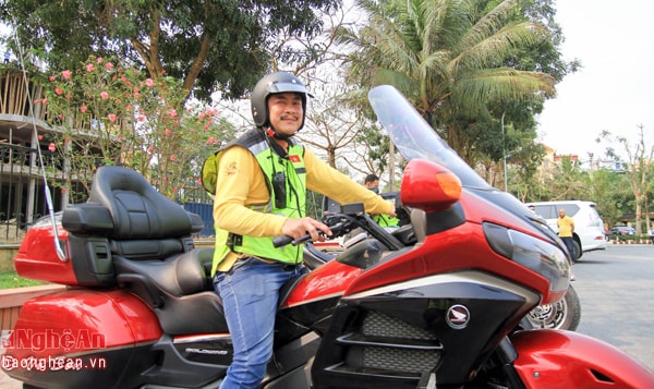 Honda Gold Wing 40th Anniversary Edition được tích hợp các tính năng hiện đại nhất và là phiên bản đặc biệt của dòng môtô địa hình cao cấp. Xe có giá niêm yết tại thị trường Mỹ là 30.599 USD. Để xe lăn bánh tại Việt Nam, các biker phải bỏ ra khoảng trên 1 tỷ đồng.