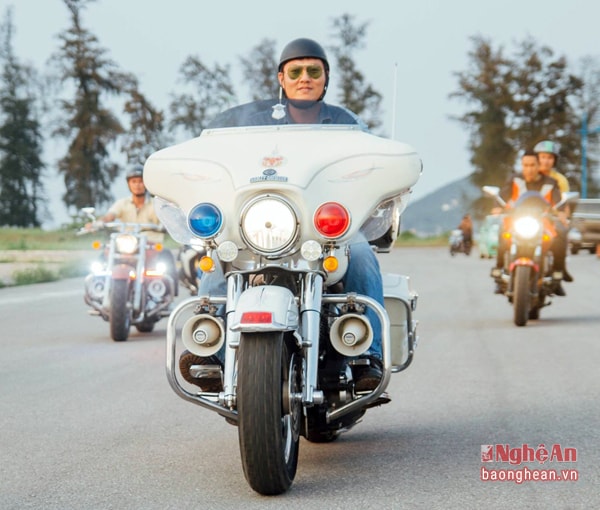 Chiếc Harley-Davidson Electra Glide Ultra Classic phiên bản Police cảnh sát Mỹ của biker Võ Ngọc Tiến hiện cũng đang gẫy ‘bão” trong giới biker Nghệ an