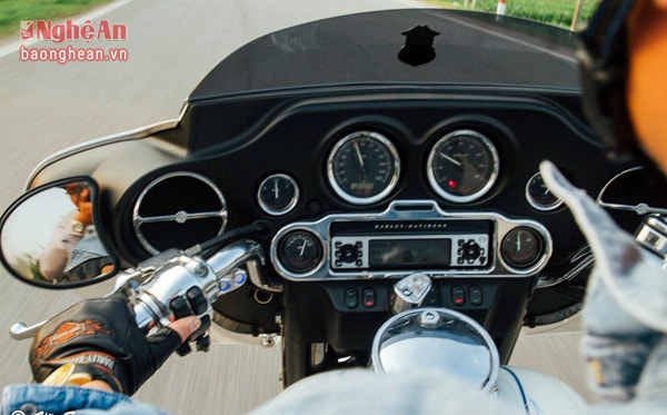 Electra Glide Ultra Classic được nhập chính hãng cùng các trang bị tiêu chuẩn dành cho Cảnh sát như hệ thống đèn ưu tiên, còi hụ…có giá trên 1,2 tỷ đồng.