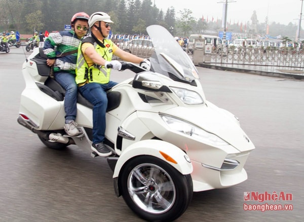 Can-Am Spyder RT được trang bị những công nghệ an toàn hàng đầu như hệ thống chống bó cứng phanh ABS (Anti-lock Braking System), giúp xe hạn chế tối đa việc rê, trượt bánh trong những cú hãm phanh khẩn cấp. Ngoài ra, hệ thống cân bằng điện tử VSS (Vehicle Stability System) sẽ hoạt động trong suốt quá trình điều khiển xe, mọi hoạt động của xe đều được ghi lại và truyền về liên tục trong bộ điều khiển trung tâm.