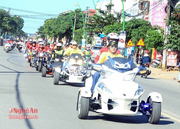 Can-Am Spyder RT phiên bản 2011 Sở hữu những công nghệ hàng đầu thế giới dành cho mô tô, giá bán khoảng 22.000 USD tại Mỹ.