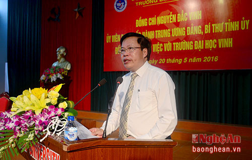 Đồng chí Đinh Xuân Khoa - Bí thư Đảng ủy, Hiệu trưởng ĐH Vinh trình bày báo cáo của trường.