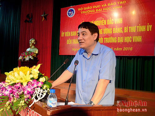 Đồng chí Nguyễn Đắc Vinh - Ủy viên BCH Trung ương Đảng, Bí thư Tỉnh ủy phát biểu với lãnh đạo và sinh viên trường ĐH Vinh.