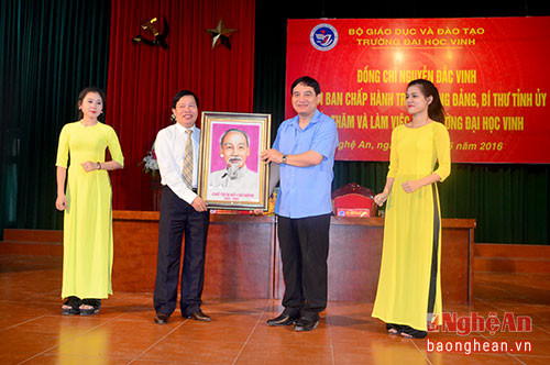 Đồng chí Nguyễn Đắc Vinh - Ủy viên BCH Trung ương Đảng, Bí thư Tỉnh ủy trao ảnh lưu niệm cho trường ĐH Vinh.