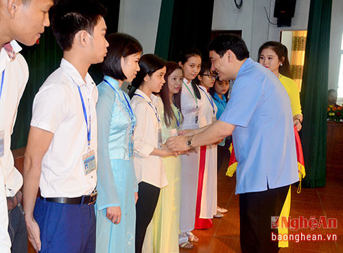 Đồng chí Nguyễn Đắc Vinh - Ủy viên BCH Trung ương Đảng, Bí thư Tỉnh ủy trao học bổng cho học sinh, sinh viên nhà trường.