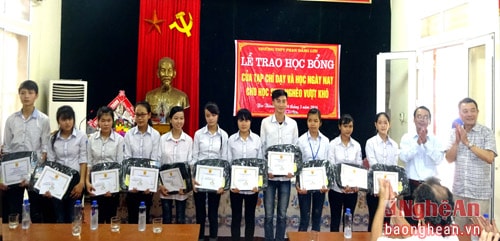 Trao tiền học bổng cho 50 em học sinh nghèo vượt khó học giỏi của huyện Yên Thành.