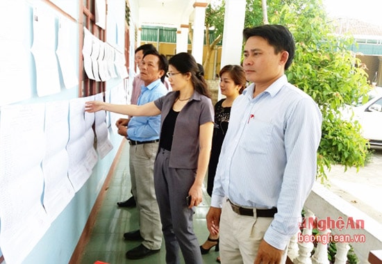 Đoàn kiểm tra Ủy ban MTTQ tỉnh kiểm tra công tác bầu cử tại huyện Tân Kỳ.