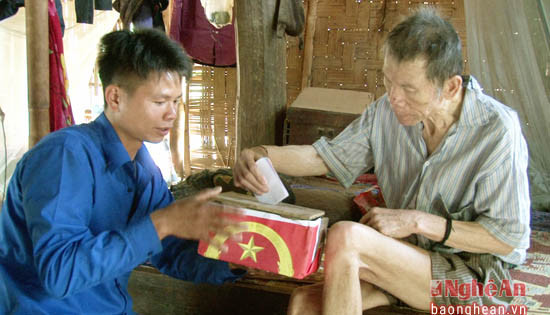 Tổ bầu cử mang hòm phiếu phụ cho người khuyết tật ở bản Na Khích, bản Nậm Nhoóng
