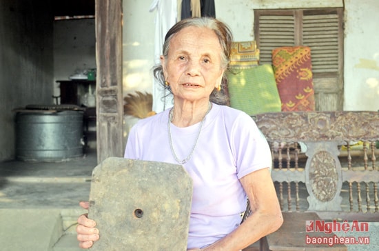 Cụ Nguyễn Thị Mai vẫn giữ chiếc bàn xoay trong nỗi nuối tiếc  khuôn nguôi với nghề nặn nồi đất.