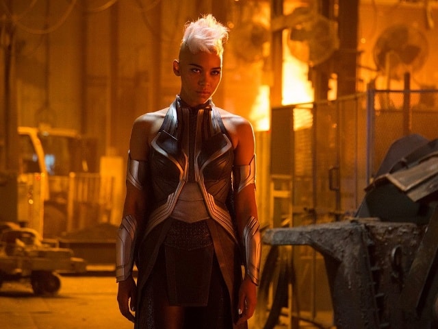Nhân vật mang khả năng điều khiển thời tiết và bay lượn. Ở tập X-Men: Days of Future Past, Storm bị các người máy Sentinel sát hại. Chỉ đến cuối phim, khi dòng thời gian thay đổi, cô cùng nhiều đồng đội khác mới được hồi sinh. Tuy nhiên, trong tập phim mới Apocalypse, khán giả sẽ được làm quen với Storm phiên bản trẻ tuổi, do nữ diễn viên mới Alexandra Shipp thể hiện.
