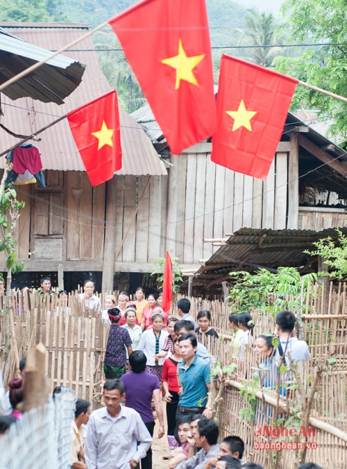 Bản làng vùng cao huyện Tương Dương rực rõ cờ hoa trong ngày bầu cử sớm.