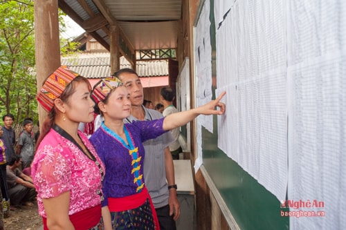 Cử tri bản Xàn nô nức đi bầu cử, nghiên cứu, lựa chọn những người đại diện cho ý chí nguyện vọng của mình.