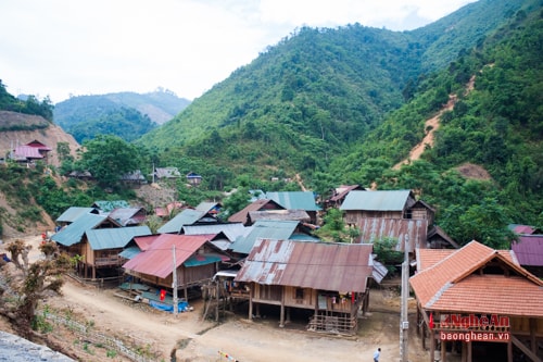 Ngày hội toàn dân, tất cả cử tri bản Huồi Cọ gác chuyện nương rẫy để thực hiện quyền lợi và nghĩa vụ của mình.