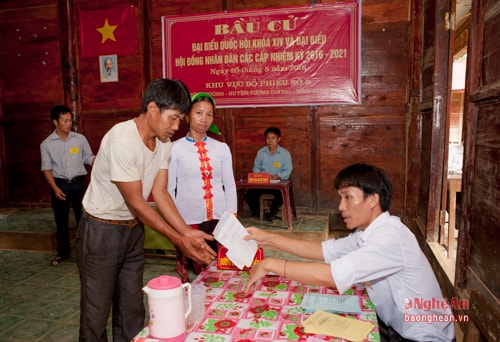 Ngày bầu cử sớm ở Tương Dương diễn ra an toàn, đúng luật, tỷ lệ cử tri đi bầu cao.