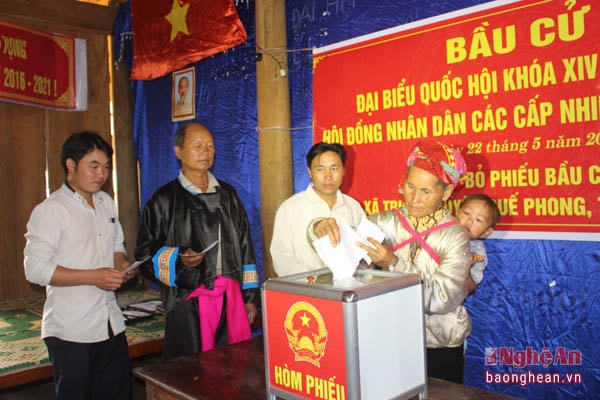Cử tri xã Tri Lễ, huyện Quế Phong bỏ phiếu bầu cử sớm.  Ảnh:  Phương Thảo