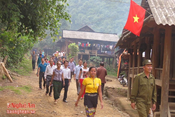 Từ sáng sớm, cử tri Kỳ Sơn đã đến các địa điểm bầu cử. Ảnh: Duy Thành
